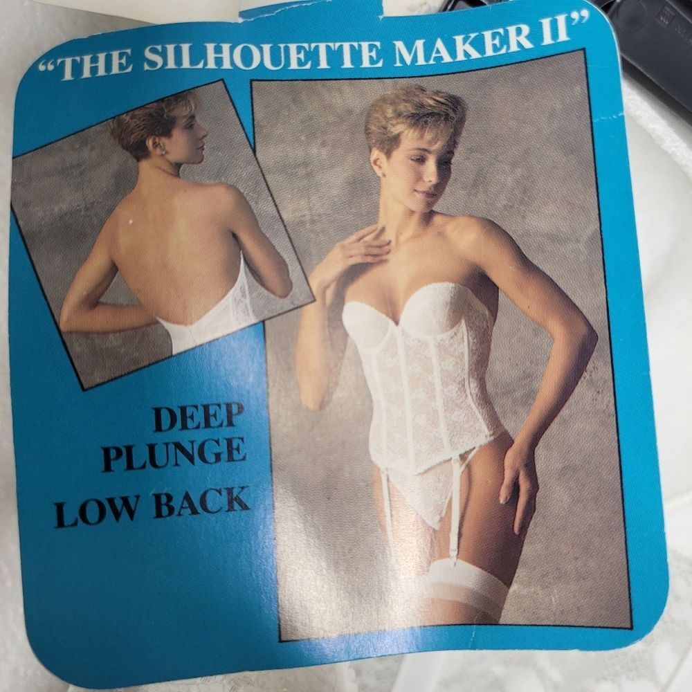 Vintage 70s 80s Carnival white lace clasp back wire corset size 32C NWT
